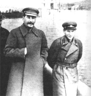 Сталин и карлик Ежов